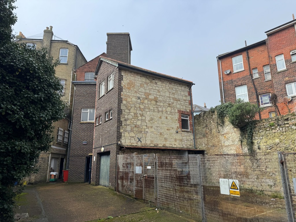 Lot: 28 - LANDMARK FREEHOLD COMMERCIAL BUILDING OVER FOUR FLOORS WITH REAR VEHICULAR ACCESS - Rear elevation
